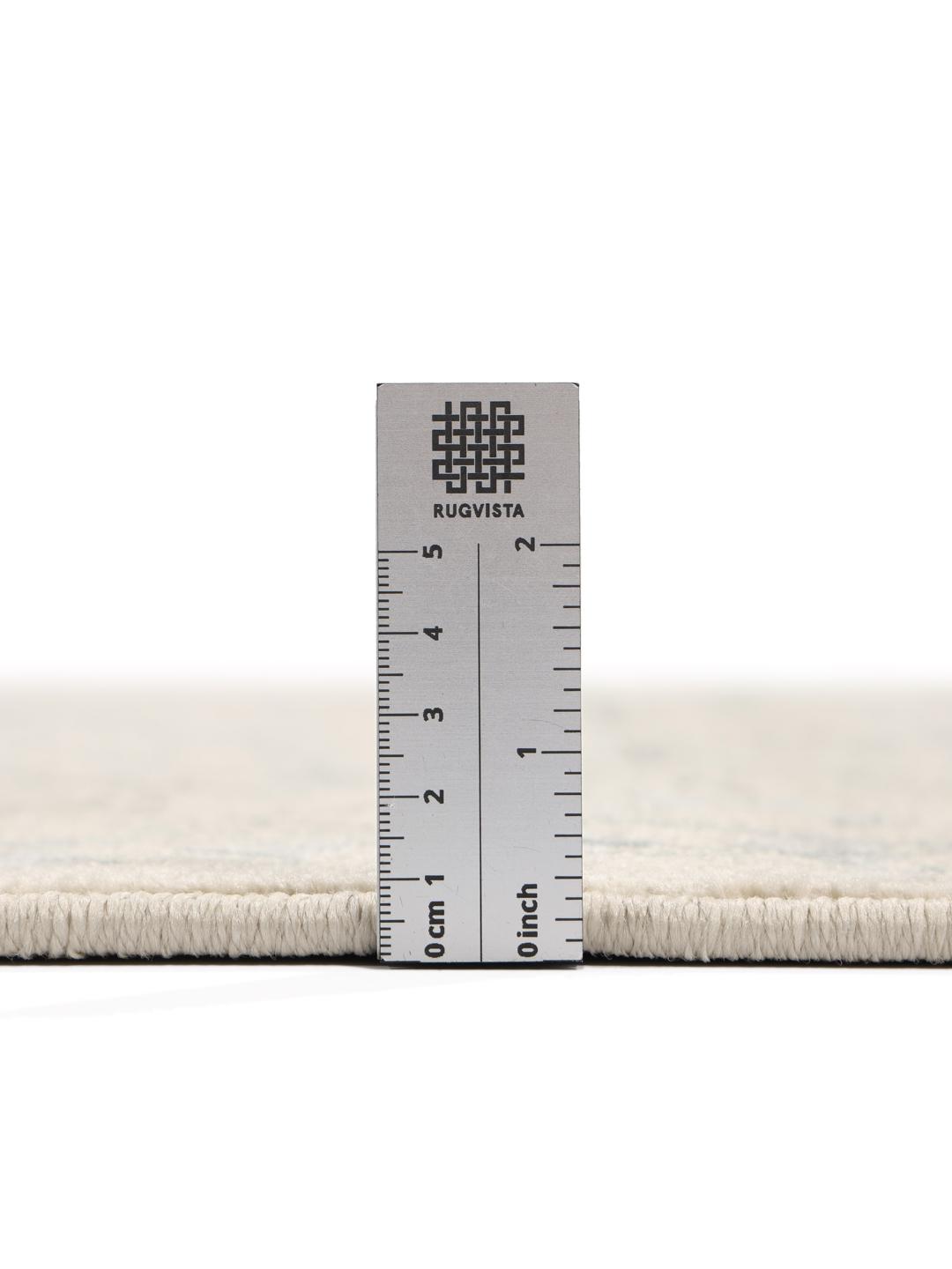 Rond tapijt in beige en lichtblauw met traditionele patronen