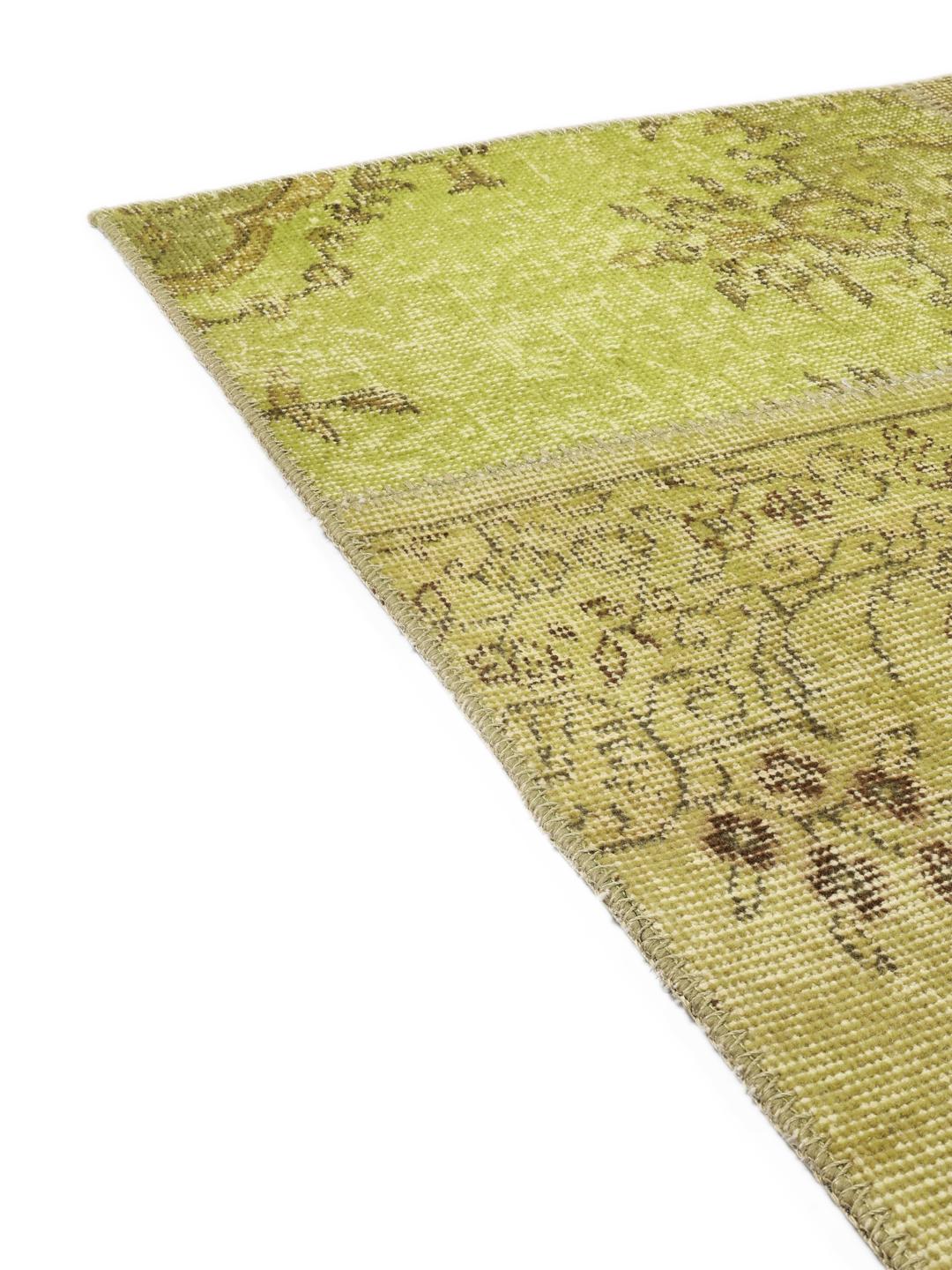 Et rektangulært håndlavet patchwork-tæppe fra Tyrkiet med en levende grøn farvepalette.
