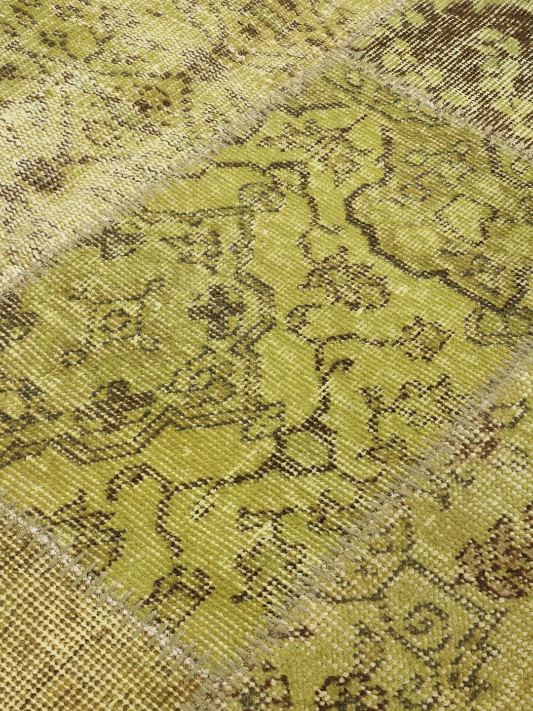 Et rektangulært håndlavet patchwork-tæppe fra Tyrkiet med en levende grøn farvepalette.