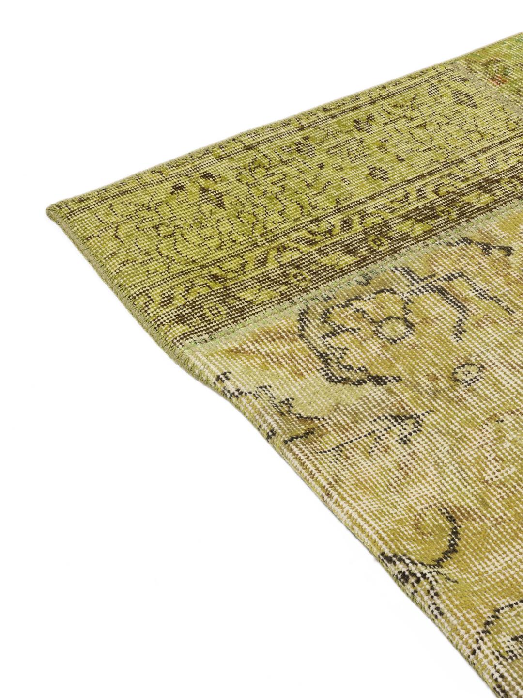Et unikt tyrkisk patchwork-tæppe med en levende lysegrøn farvepalette.
