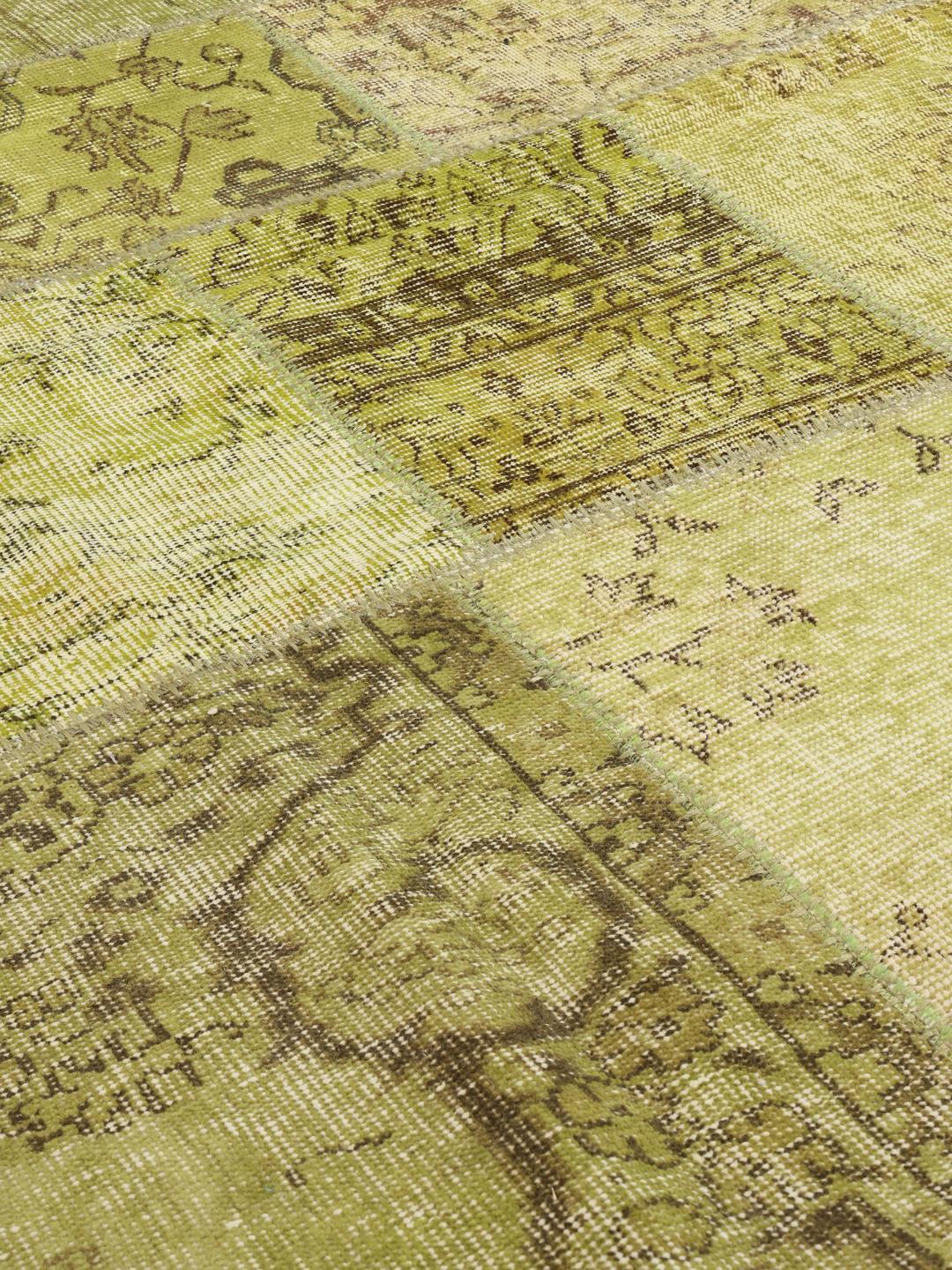 Et unikt tyrkisk patchwork-tæppe med en levende lysegrøn farvepalette.