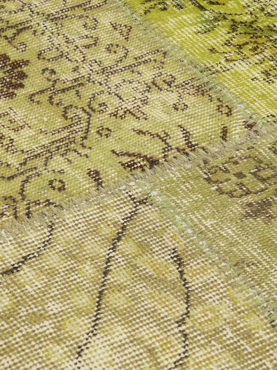 Et unikt tyrkisk patchwork-tæppe med en levende lysegrøn farvepalette.