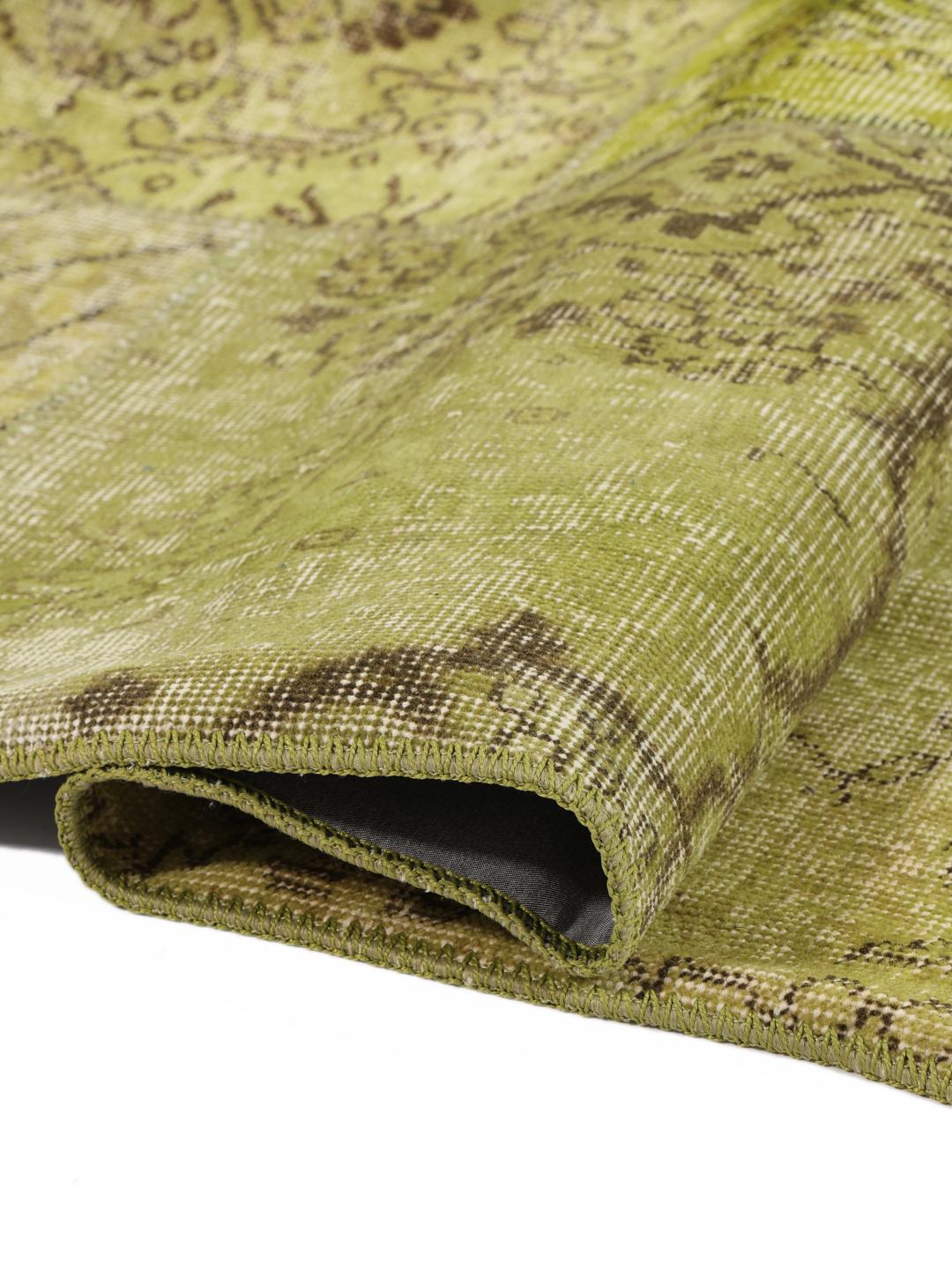 Et unikt tyrkisk patchwork-tæppe med en levende lysegrøn farvepalette.