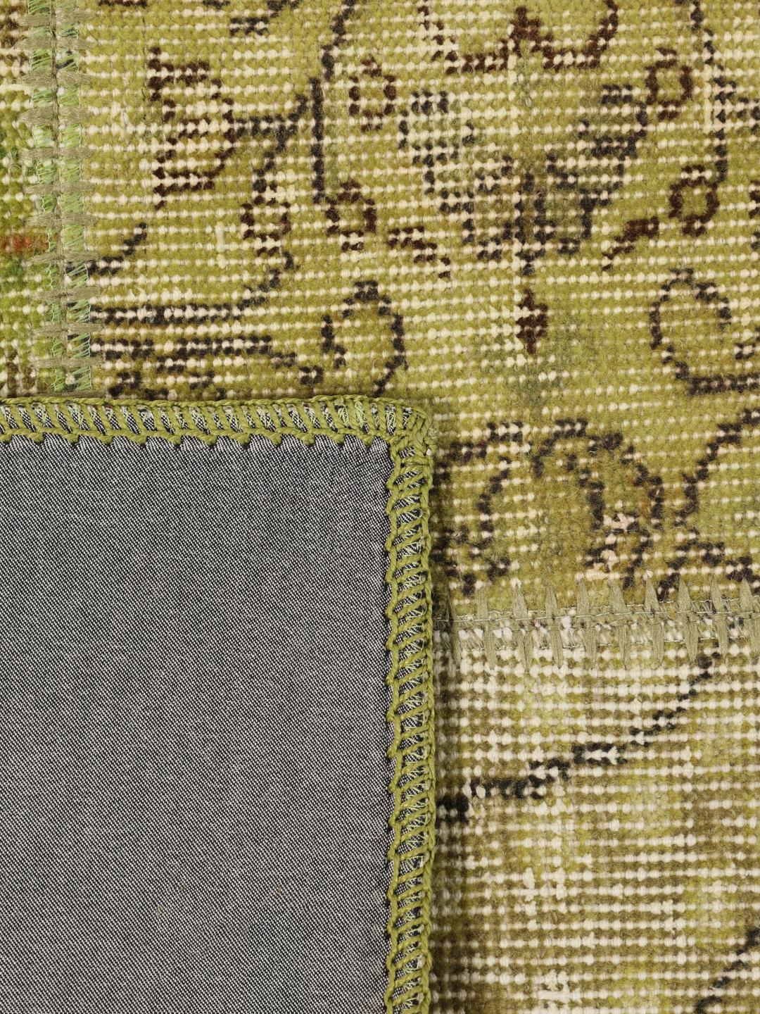 Et unikt tyrkisk patchwork-tæppe med en levende lysegrøn farvepalette.