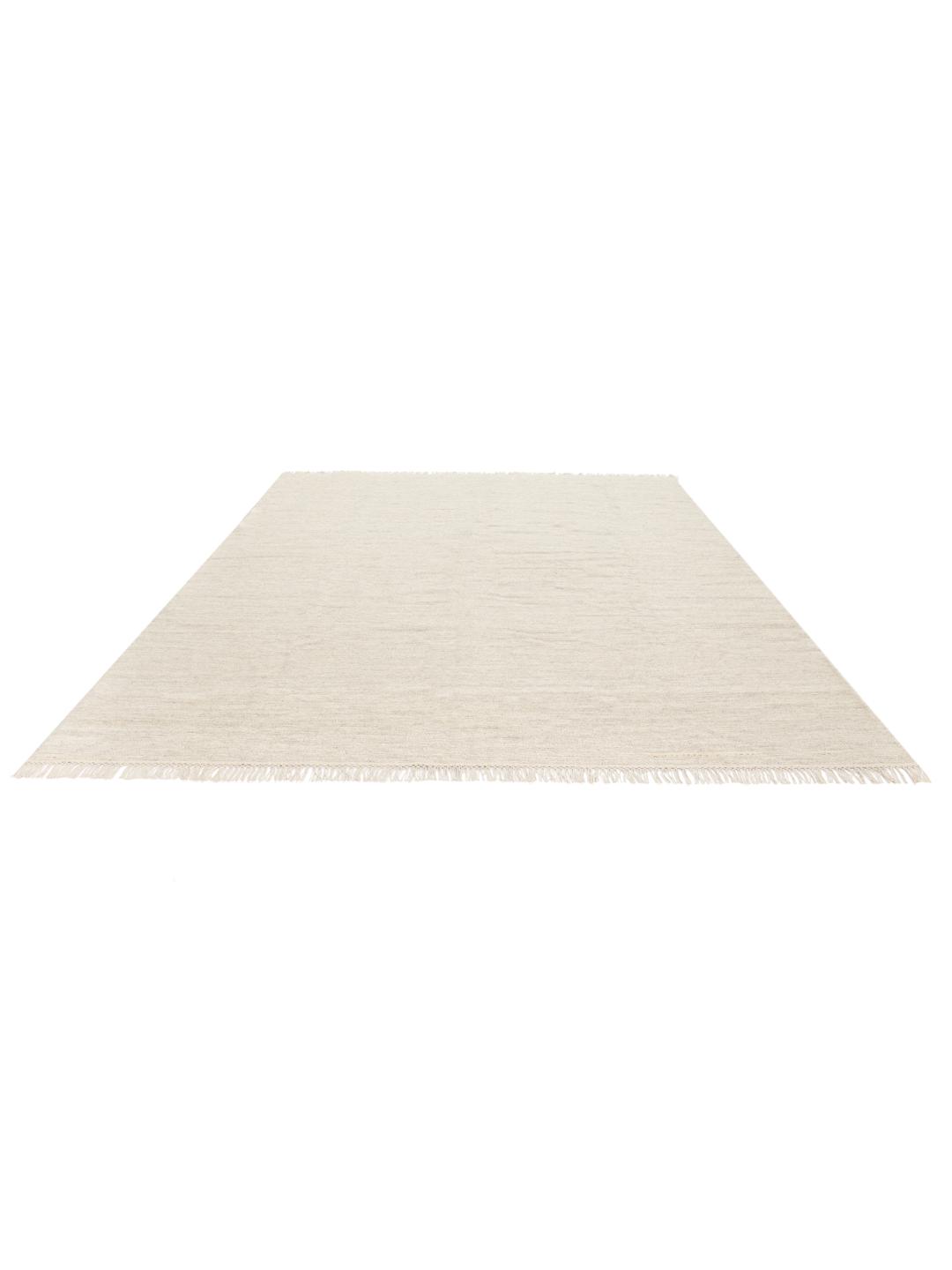 Beige tæppe med enkel vævet tekstur og frynsede ender
