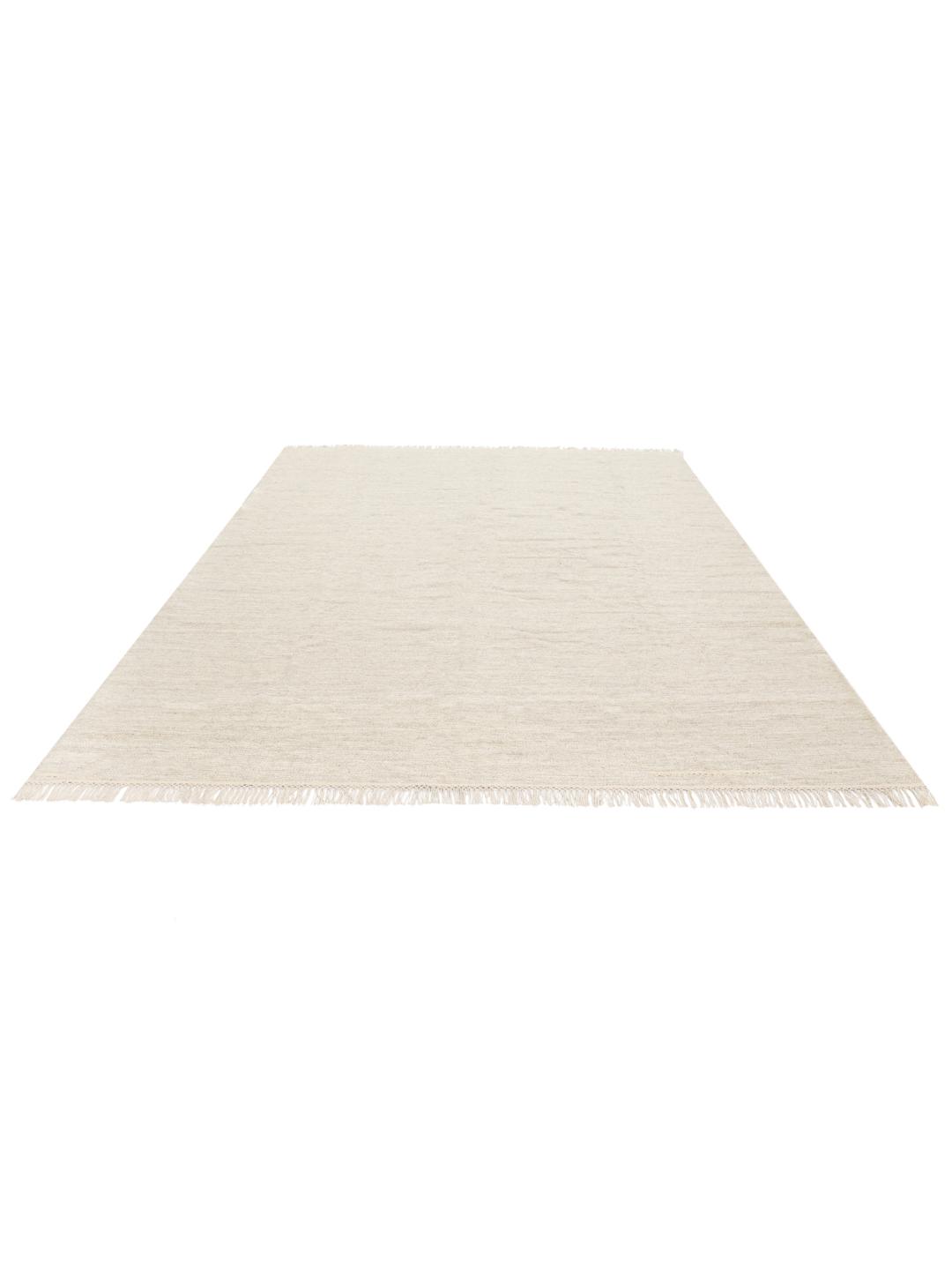 Beige tæppe med enkel vævet tekstur og frynsede ender