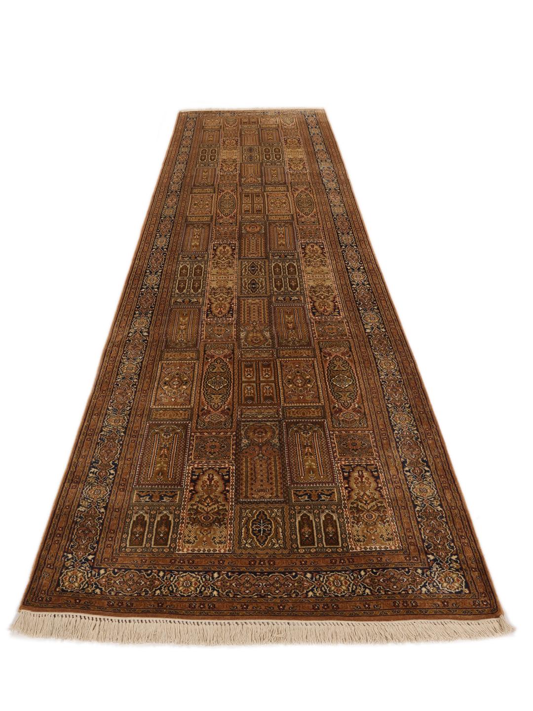 En lang, elegant håndknyttet silkeløber fra Indien med indviklede brune og beige geometriske mønstre.