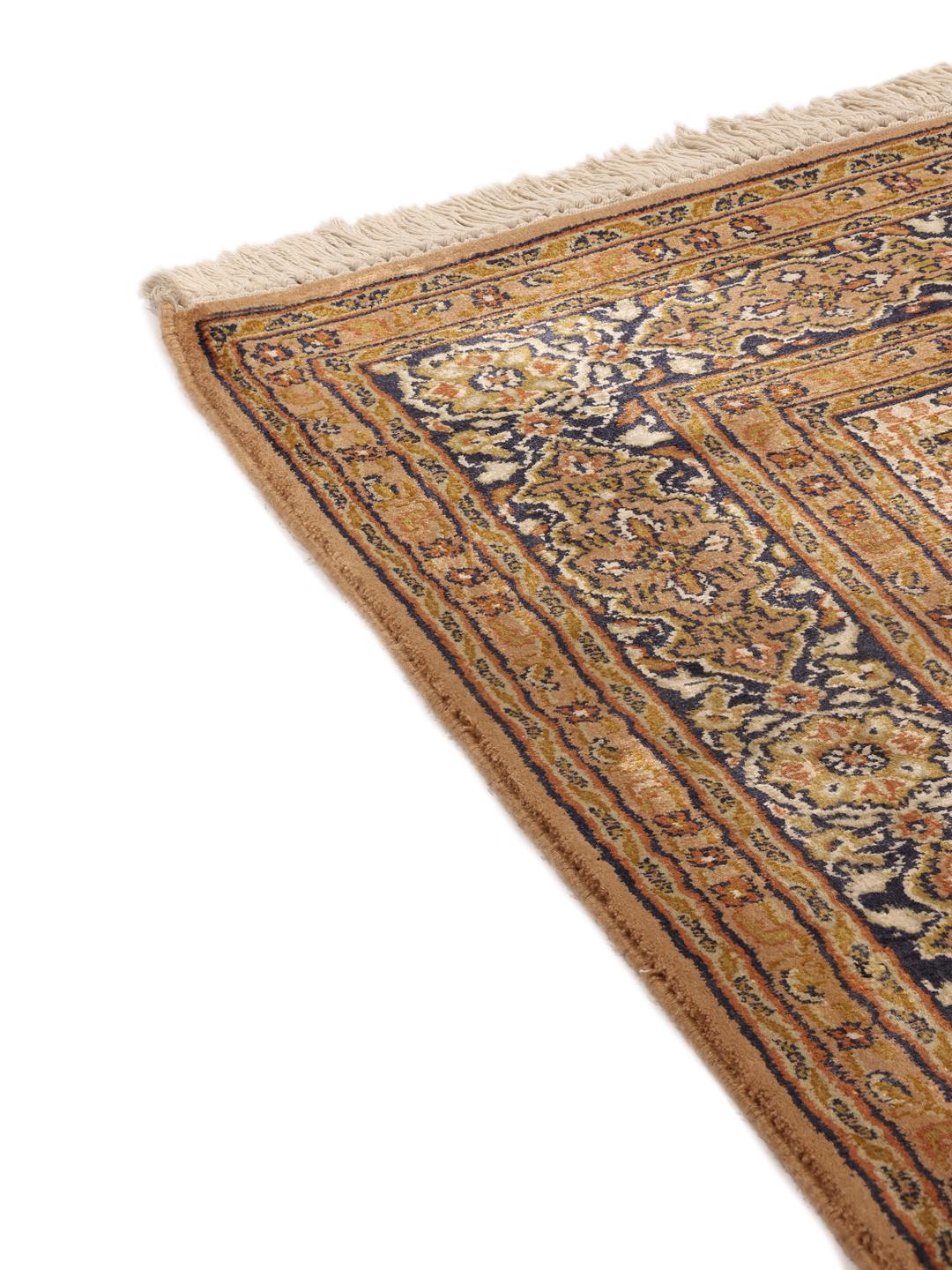 En lang, elegant håndknyttet silkeløber fra Indien med indviklede brune og beige geometriske mønstre.