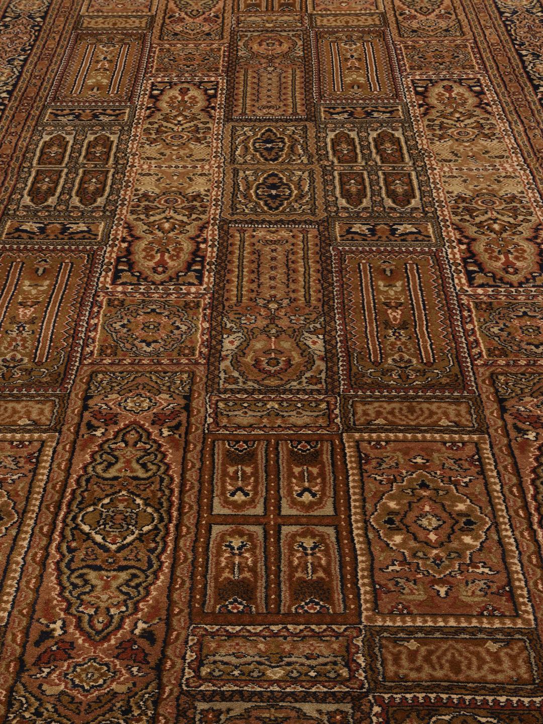 En lang, elegant håndknyttet silkeløber fra Indien med indviklede brune og beige geometriske mønstre.