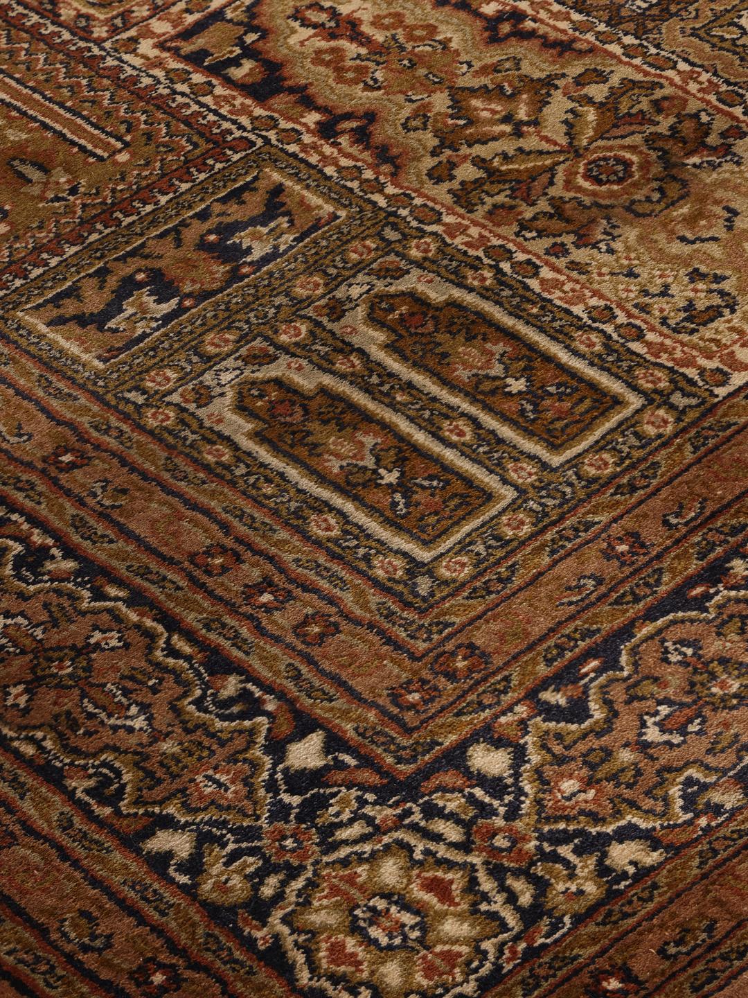En lang, elegant håndknyttet silkeløber fra Indien med indviklede brune og beige geometriske mønstre.