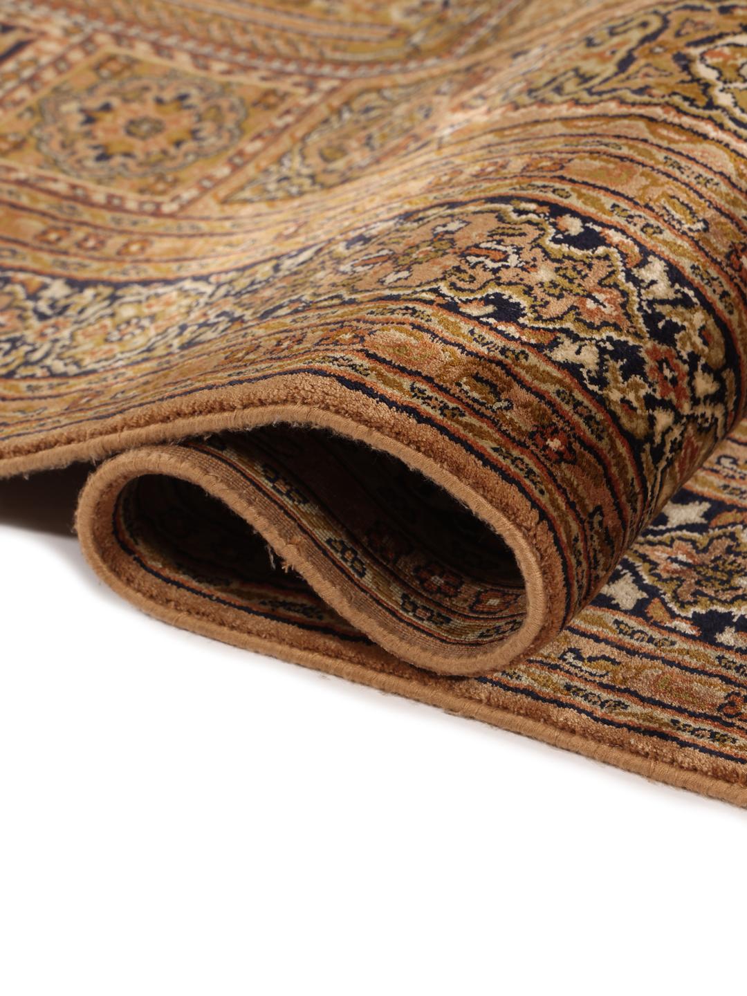 En lang, elegant håndknyttet silkeløber fra Indien med indviklede brune og beige geometriske mønstre.