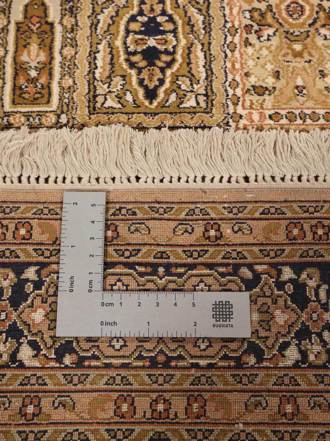 En lang, elegant håndknyttet silkeløber fra Indien med indviklede brune og beige geometriske mønstre.