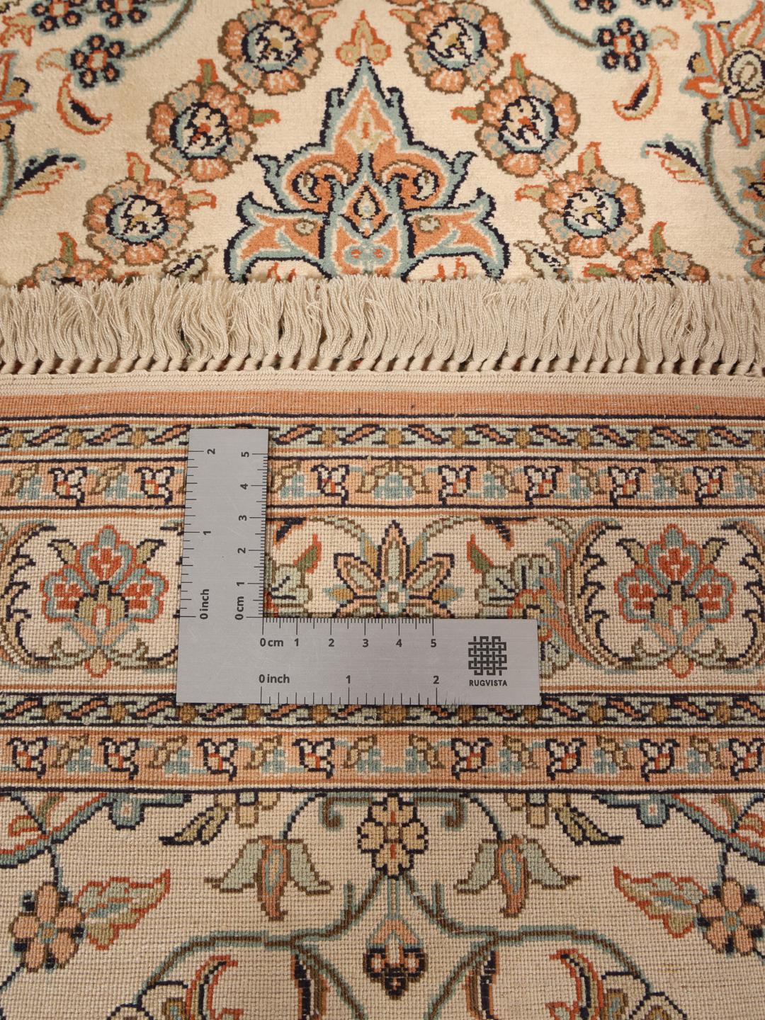 Håndknyttet indisk silkeløber med indviklede blomstermønstre i beige og røde nuancer.