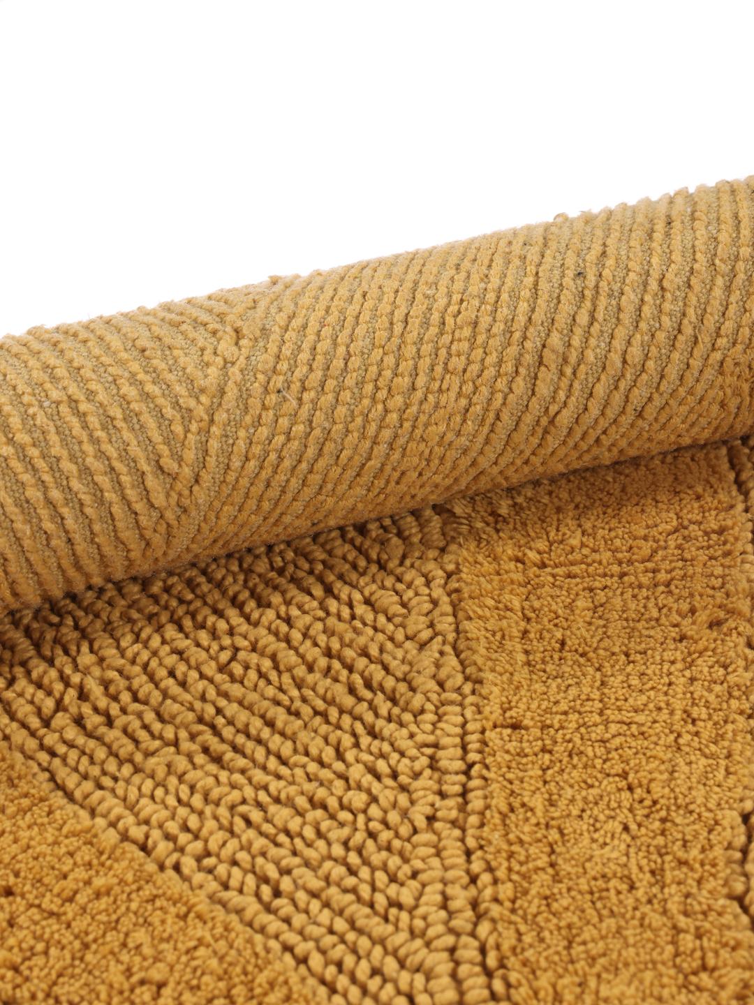 Tapis de bain rond jaune avec un motif rayé texturé