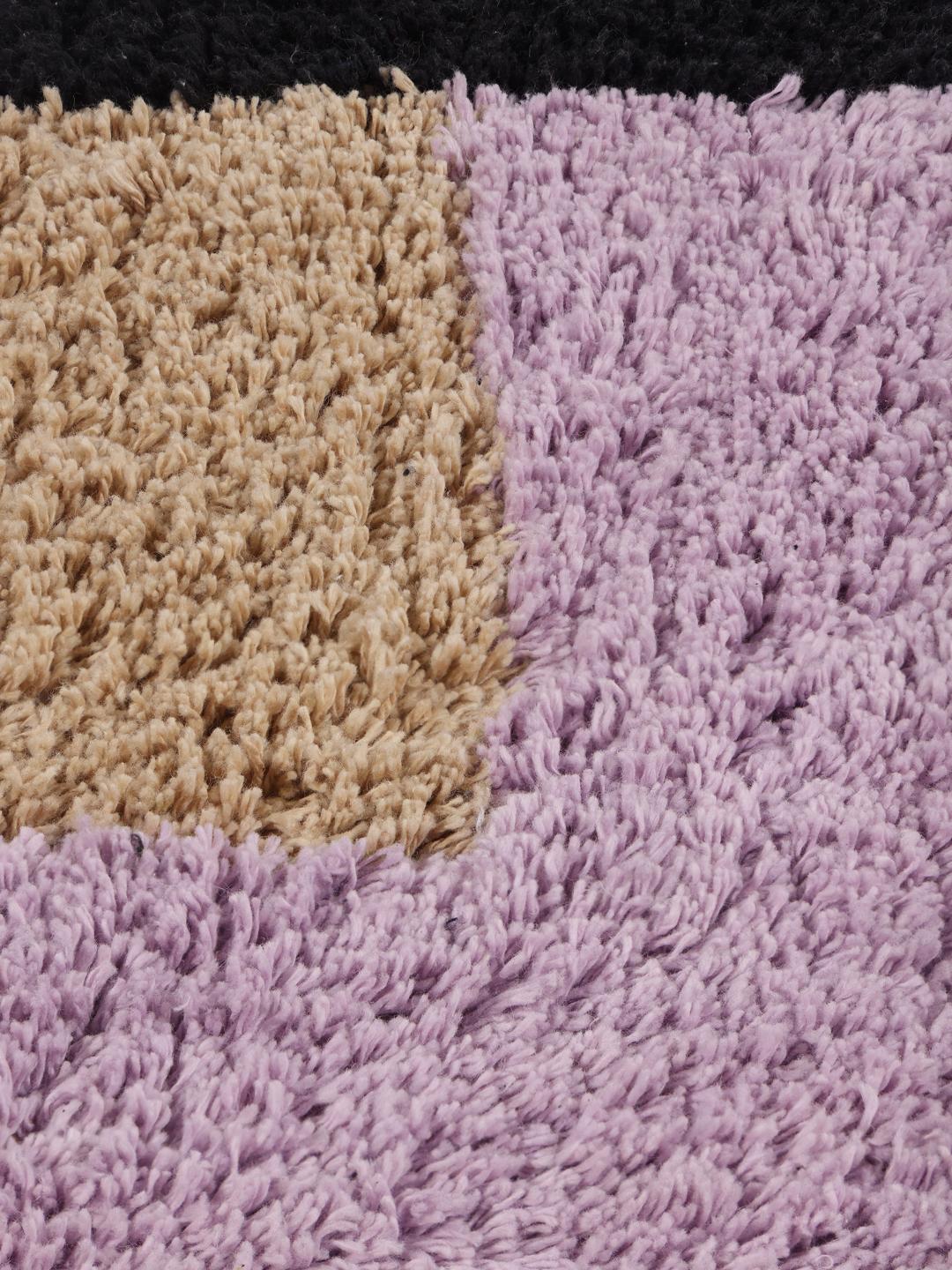 Tapis de bain en coton beige et violet avec un motif géométrique