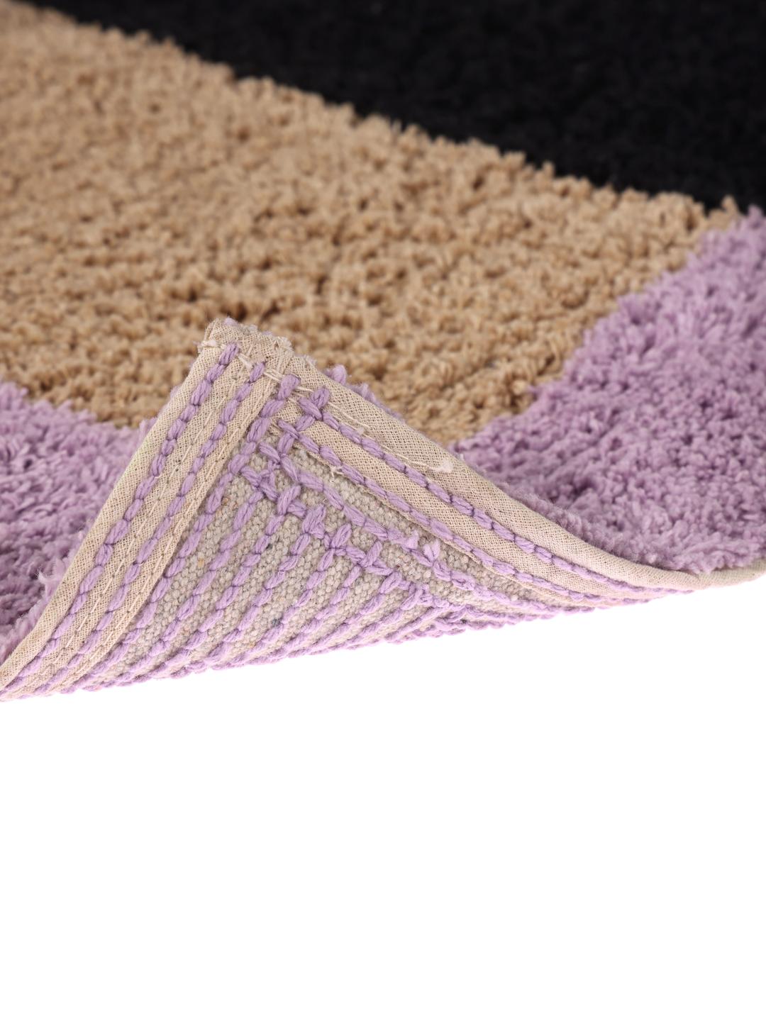 Tapis de bain en coton beige et violet avec un motif géométrique