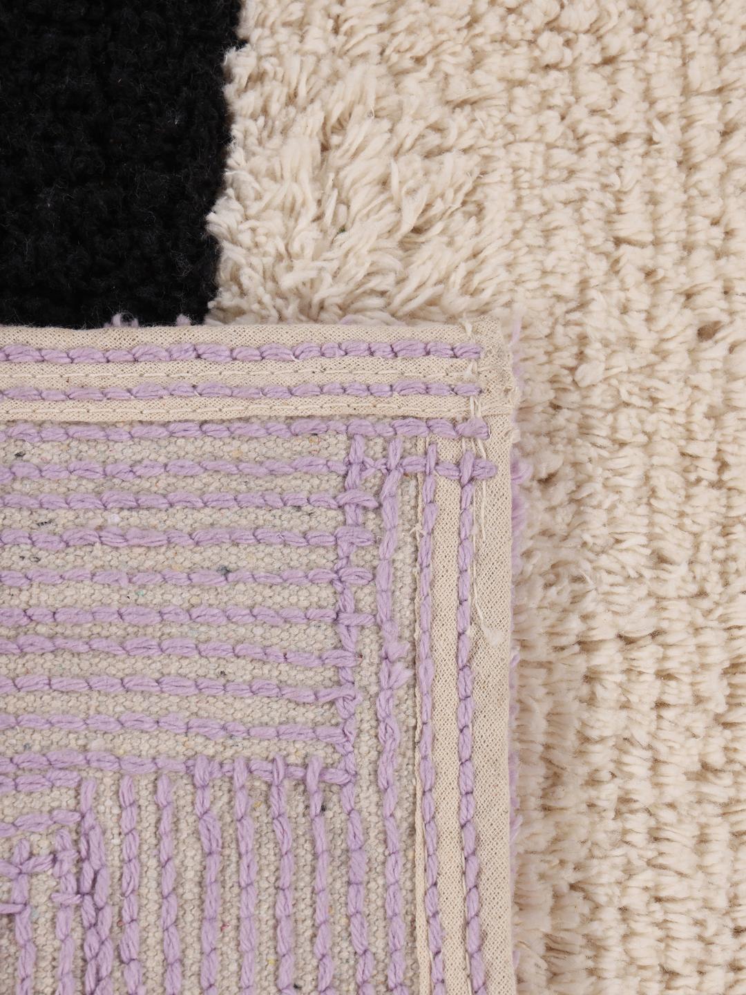 Tapis de bain en coton beige et violet avec un motif géométrique