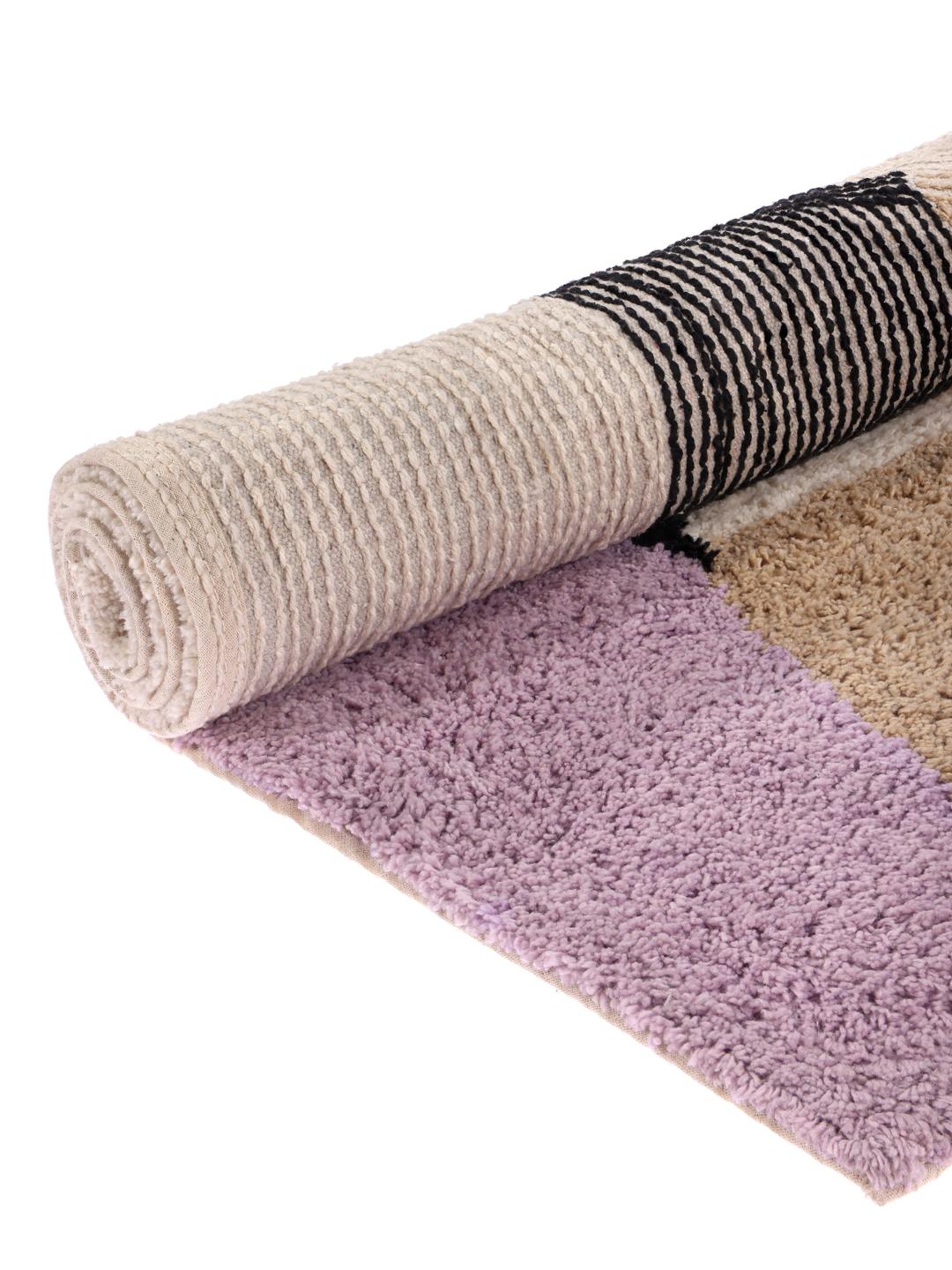 Tapis de bain en coton beige et violet avec un motif géométrique