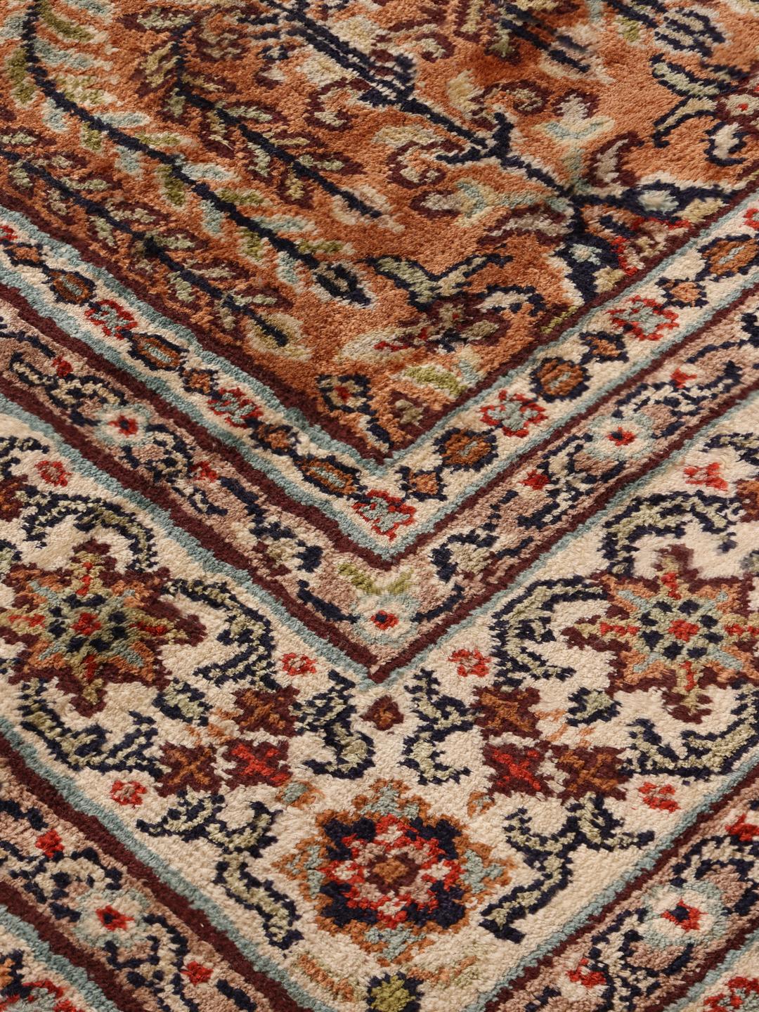 En håndknyttet indisk Kashmir-silkeløber med et flerfarvet blomsterpaneldesign.