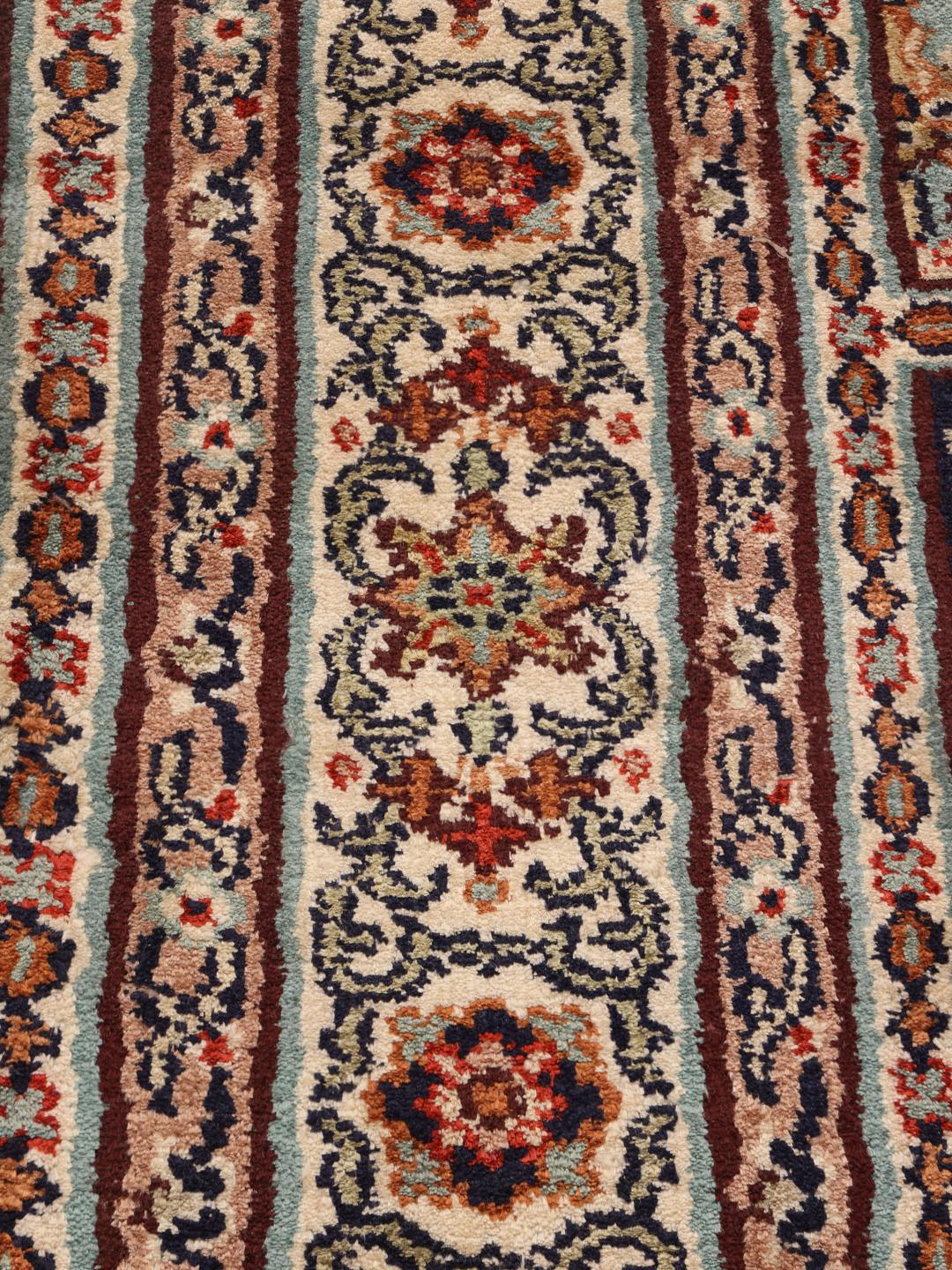 En håndknyttet indisk Kashmir-silkeløber med et flerfarvet blomsterpaneldesign.