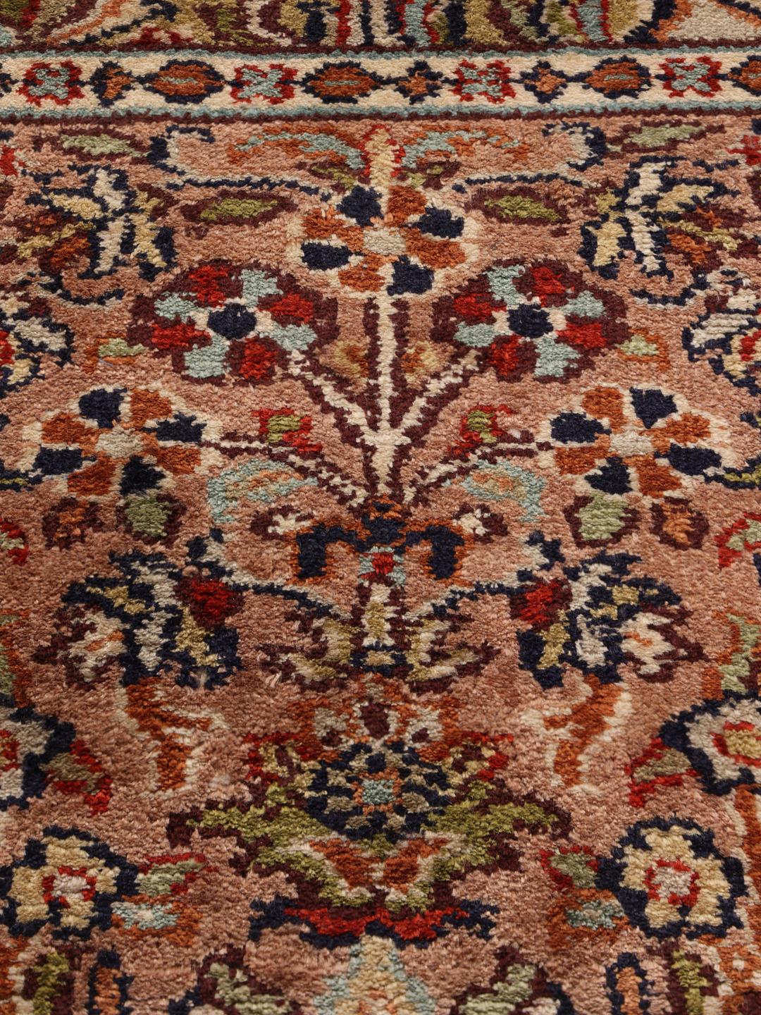 En håndknyttet indisk Kashmir-silkeløber med et flerfarvet blomsterpaneldesign.