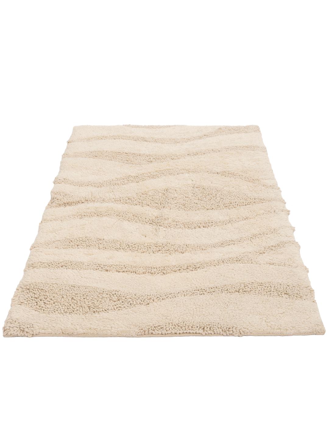 Tapis de bain beige avec un motif à rayures ondulées texturées