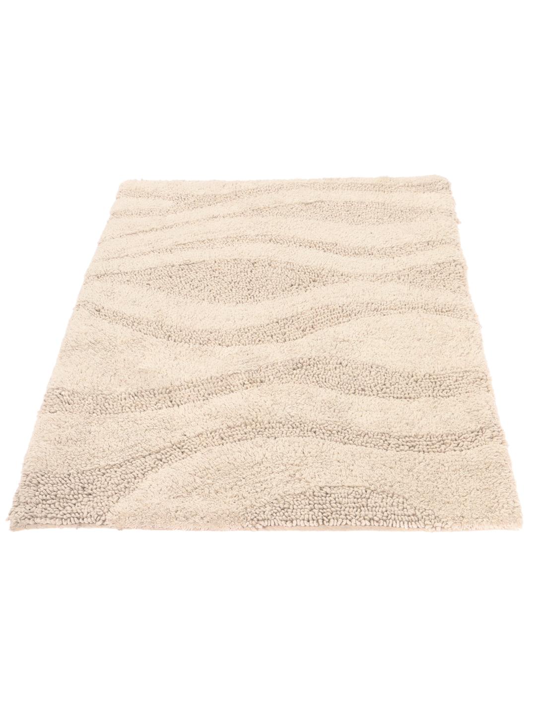 Beige bademåtte med et tekstureret bølget stribemønster