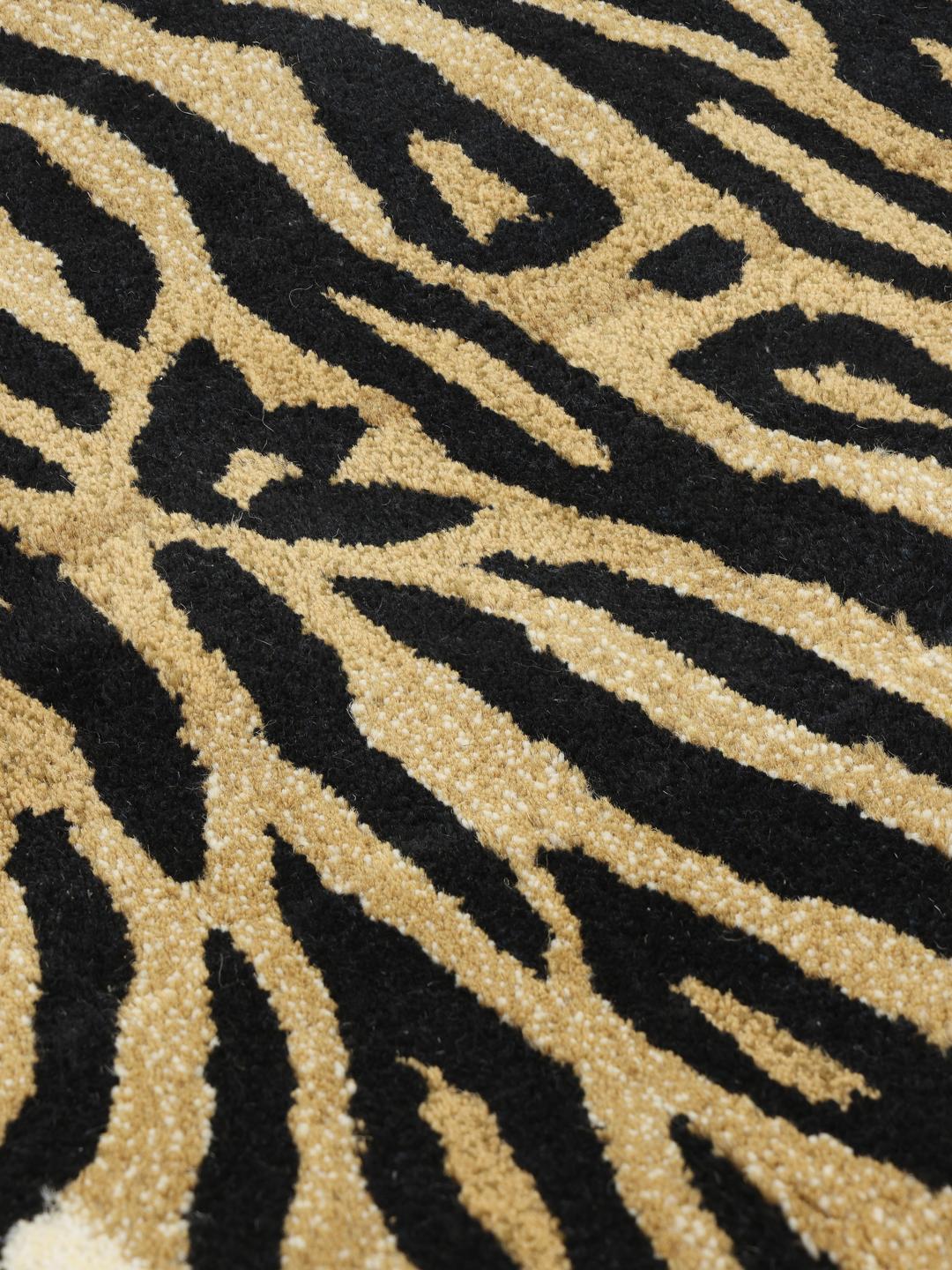 Beige tæppe i en uregelmæssig tigerform med sorte striber