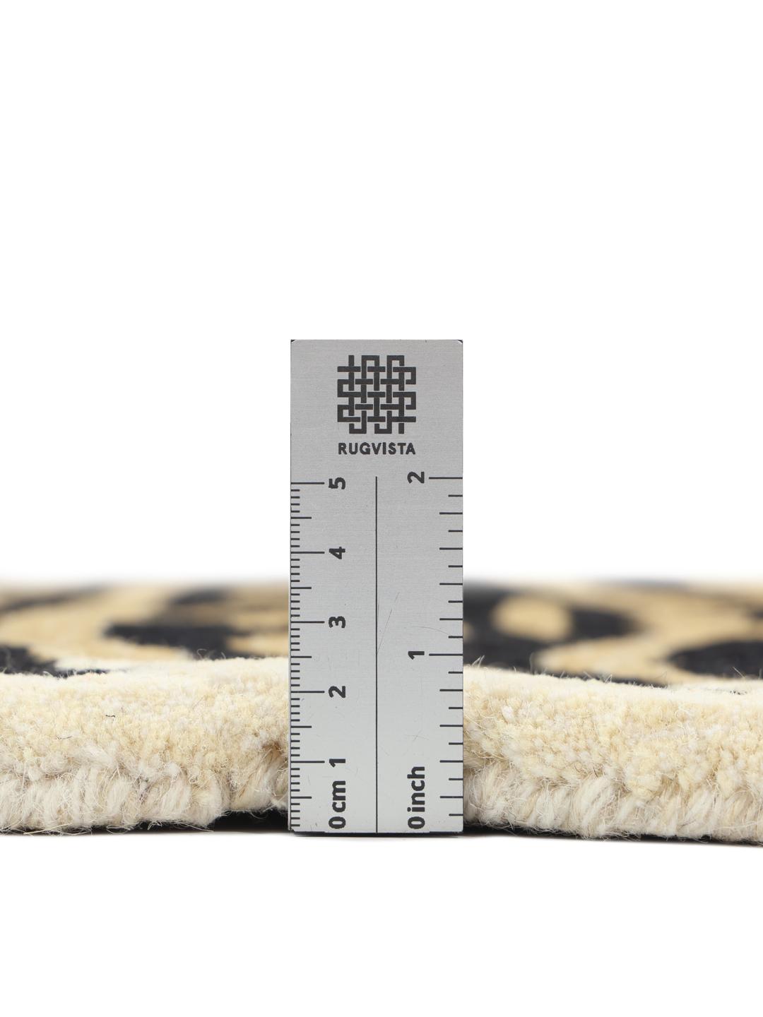 Beige tæppe i en uregelmæssig tigerform med sorte striber