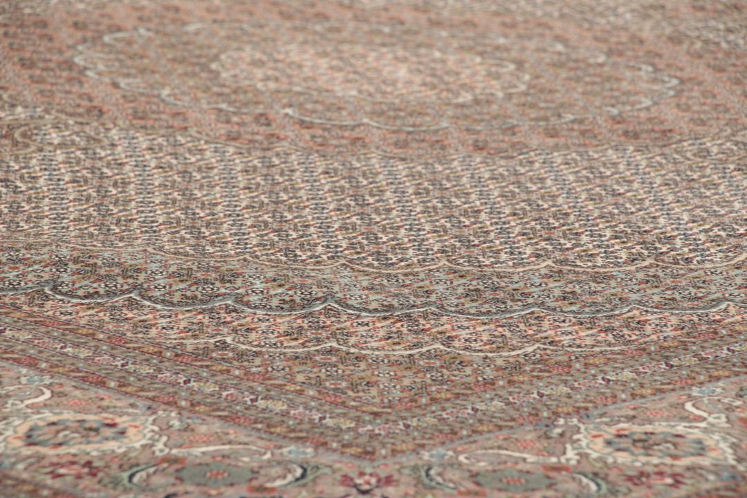 Tapis carré de Tabriz noué à la main en provenance du Moyen-Orient dans des tons rouge et beige