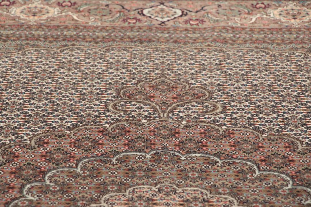 Tapis carré de Tabriz noué à la main en provenance du Moyen-Orient dans des tons rouge et beige