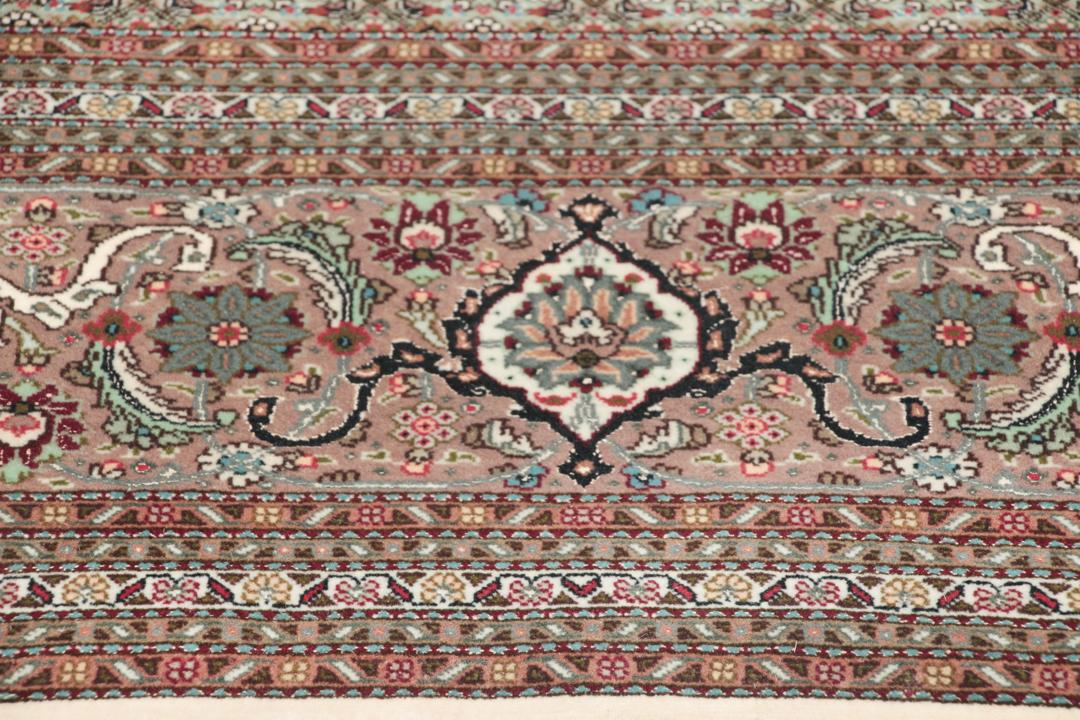 Tapis carré de Tabriz noué à la main en provenance du Moyen-Orient dans des tons rouge et beige