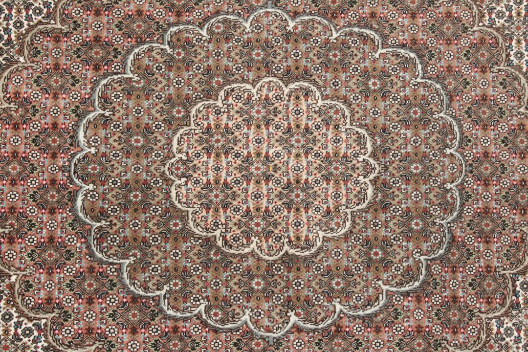 Tapis carré de Tabriz noué à la main en provenance du Moyen-Orient dans des tons rouge et beige