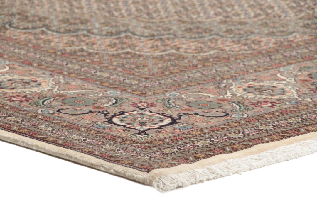 Tapis carré de Tabriz noué à la main en provenance du Moyen-Orient dans des tons rouge et beige