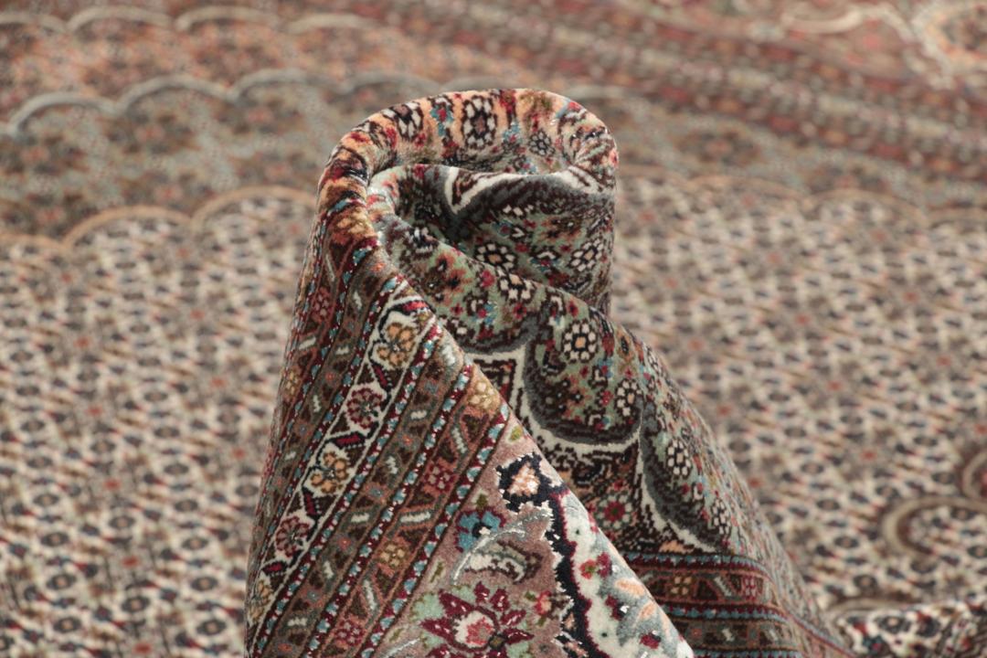 Tapis carré de Tabriz noué à la main en provenance du Moyen-Orient dans des tons rouge et beige