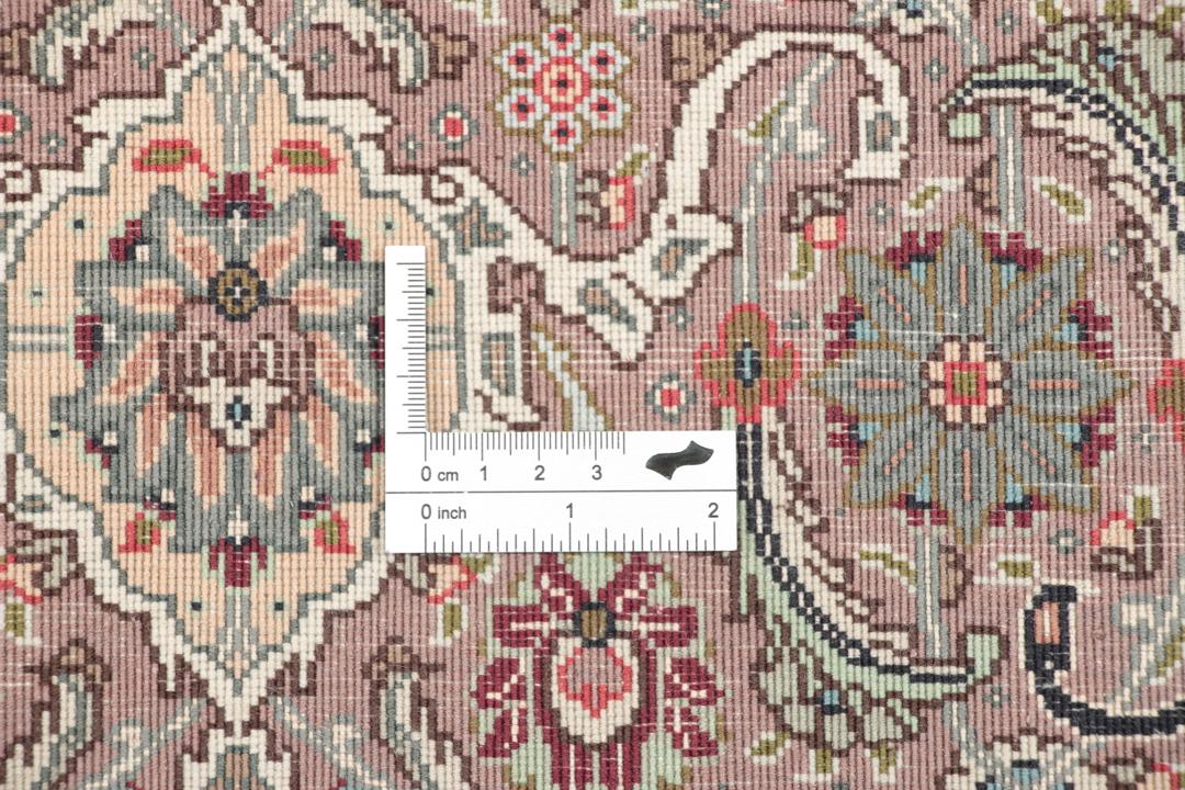 Tapis carré de Tabriz noué à la main en provenance du Moyen-Orient dans des tons rouge et beige