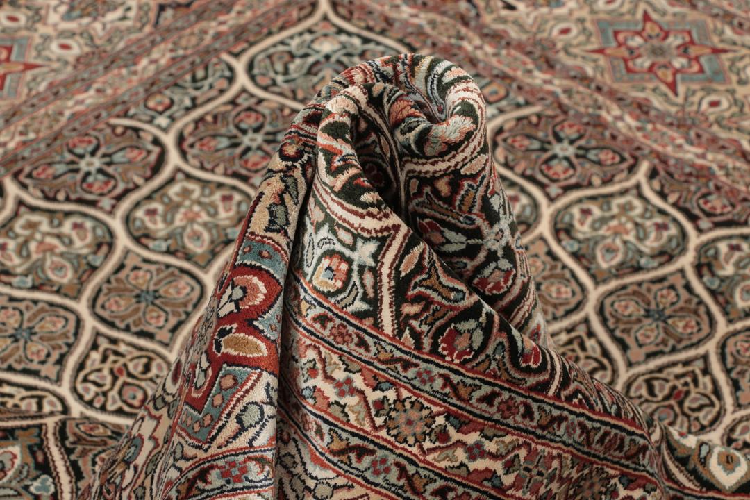 Vierkant Indiaas Kashmir zijden tapijt met gedetailleerde bloempatronen in beige en gedempte tinten