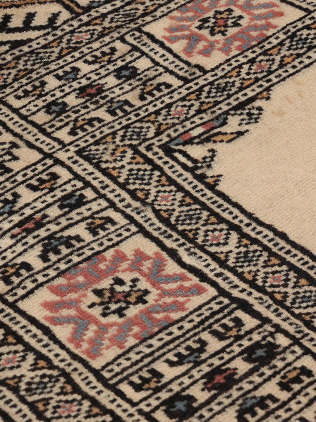 Handgeknoopte beige loper uit Pakistan met traditionele geometrische patronen
