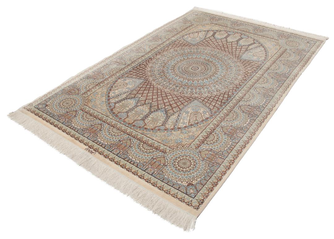 Håndknyttet Ghom Silk-tæppe fra Mellemøsten i beige og lyseblå