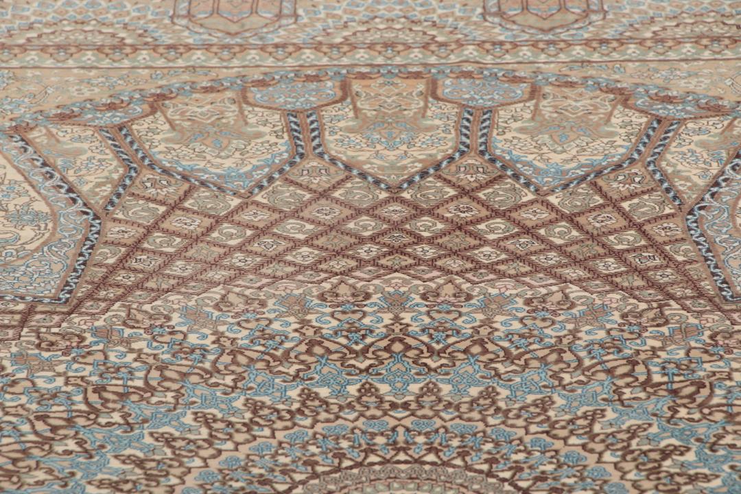 Håndknyttet Ghom Silk-tæppe fra Mellemøsten i beige og lyseblå