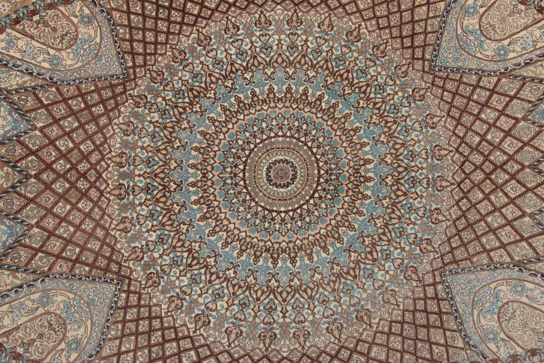 Håndknyttet Ghom Silk-tæppe fra Mellemøsten i beige og lyseblå