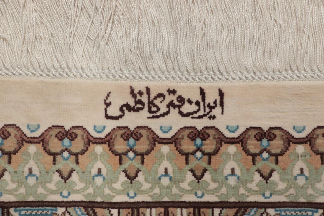 Håndknyttet Ghom Silk-tæppe fra Mellemøsten i beige og lyseblå