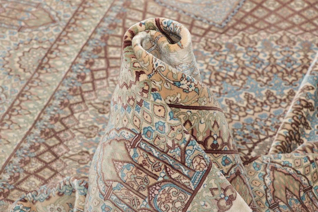 Håndknyttet Ghom Silk-tæppe fra Mellemøsten i beige og lyseblå