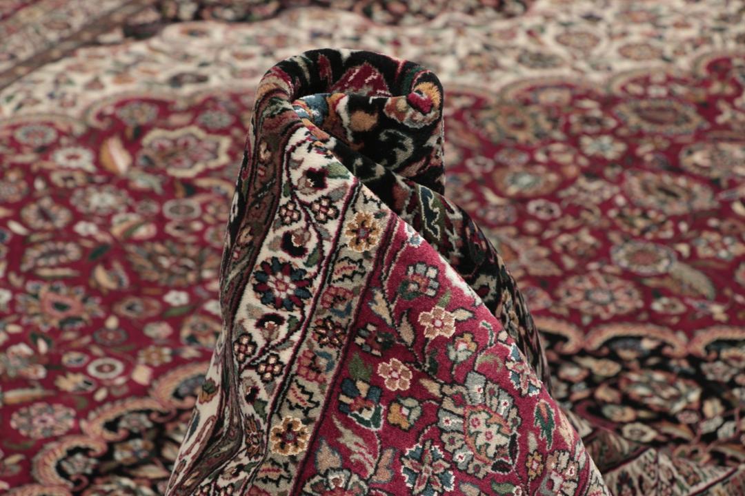 Ręcznie wiązany dywan Tabriz z Indii w odcieniach czerwieni i beżu.