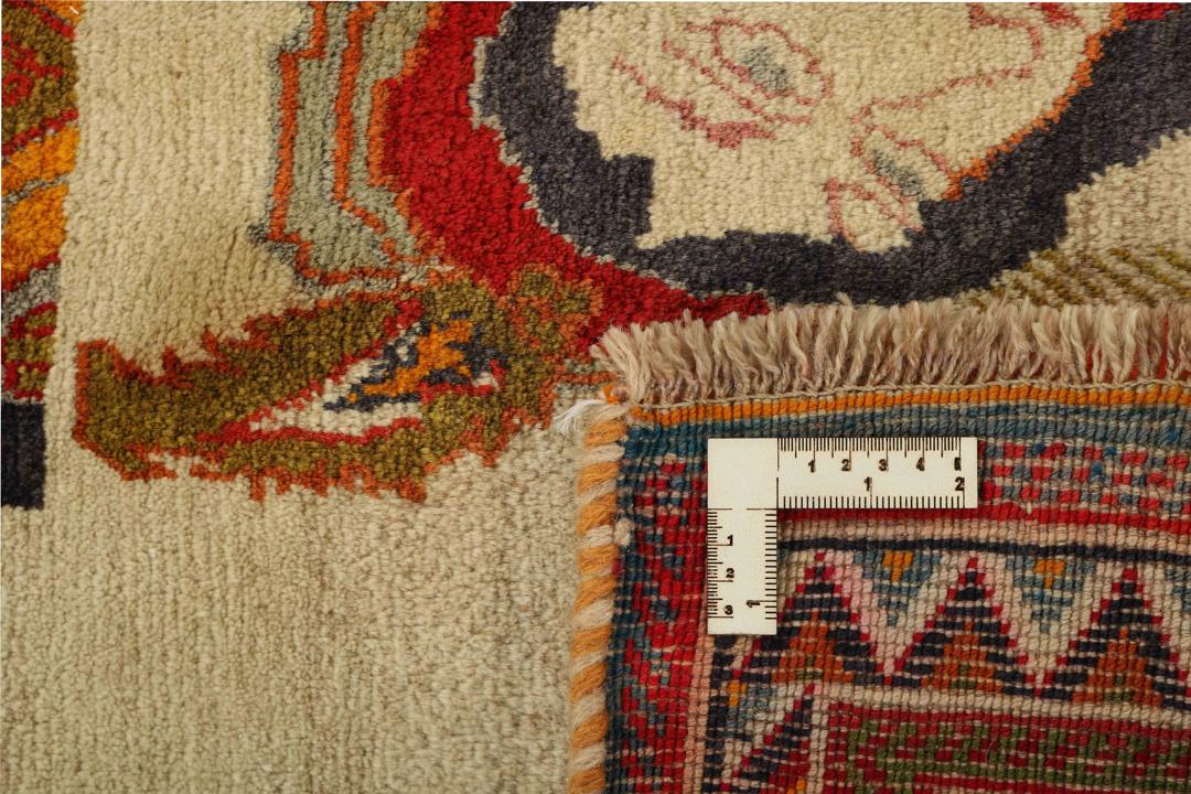 Een handgeknoopt beige Kashghai tapijt uit het Midden-Oosten met figuurlijke motieven