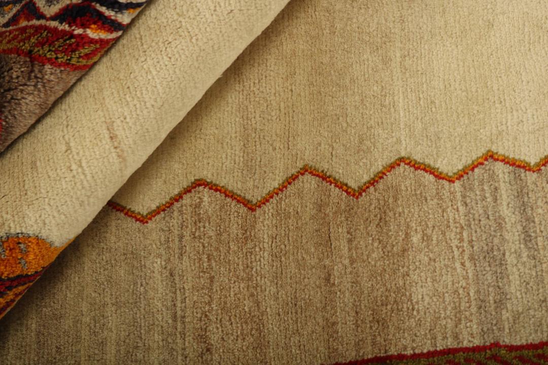 Een handgeknoopt beige Kashghai tapijt uit het Midden-Oosten met figuurlijke motieven