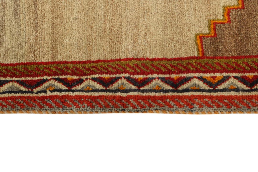 Een handgeknoopt beige Kashghai tapijt uit het Midden-Oosten met figuurlijke motieven