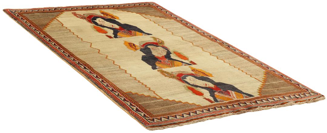 Een handgeknoopt beige Kashghai tapijt uit het Midden-Oosten met figuurlijke motieven