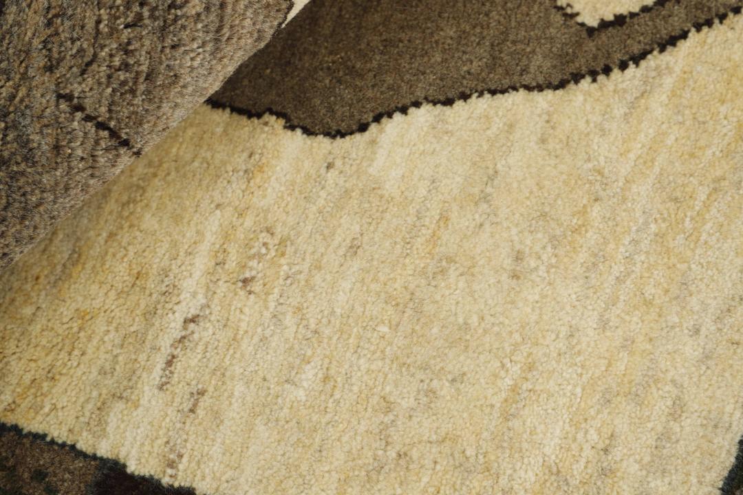 Et håndknyttet Kashghai-tæppe fra Mellemøsten med en beige bund og et gråt dyremotiv.