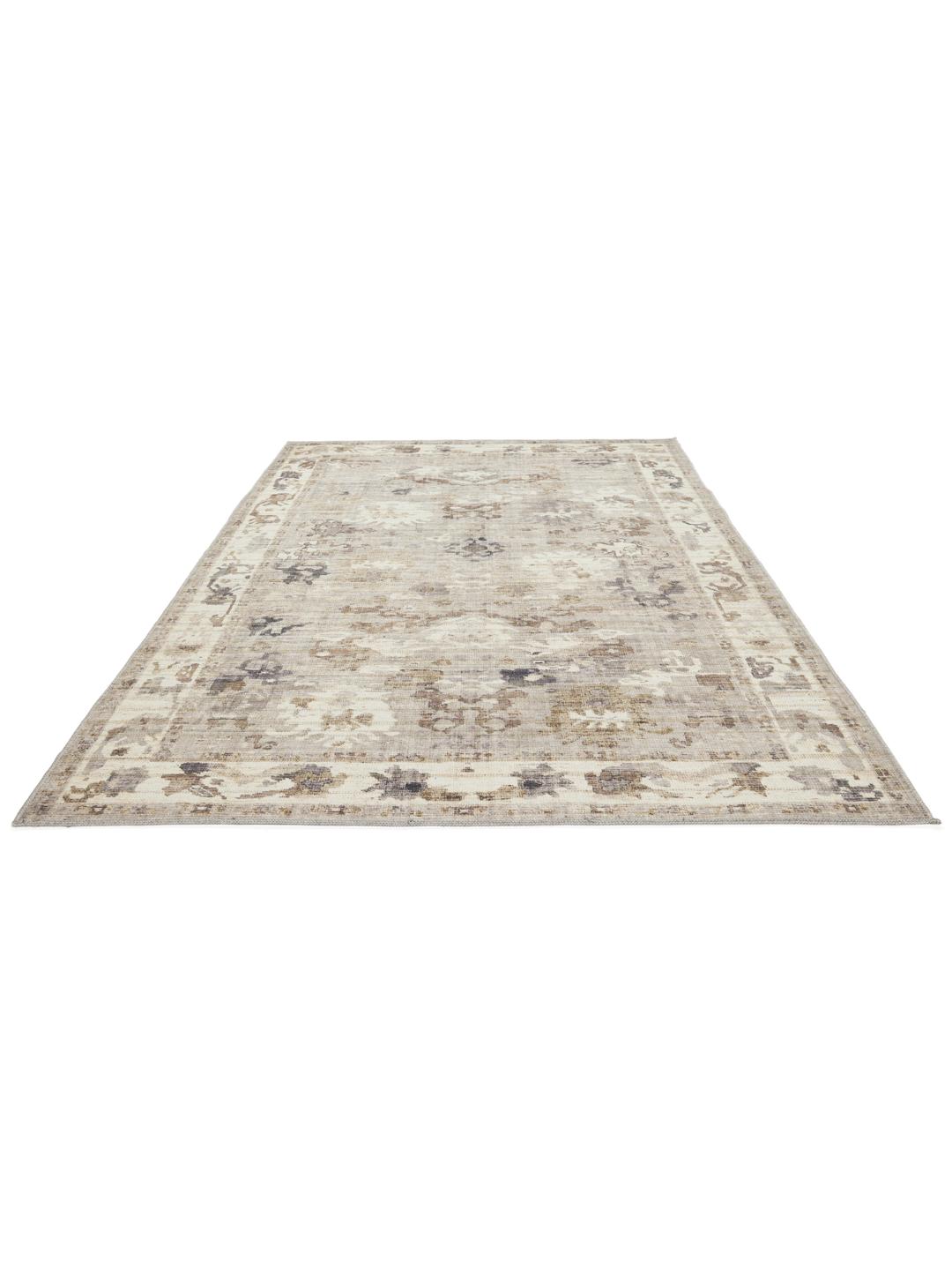 Beige tæppe med traditionelle motiver